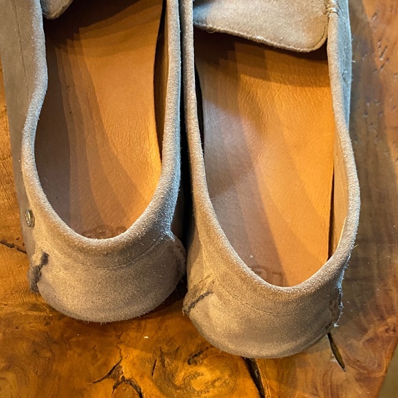 UGG Light Tan Suede Loafers sz 9.5 - Picture 5 of 8
